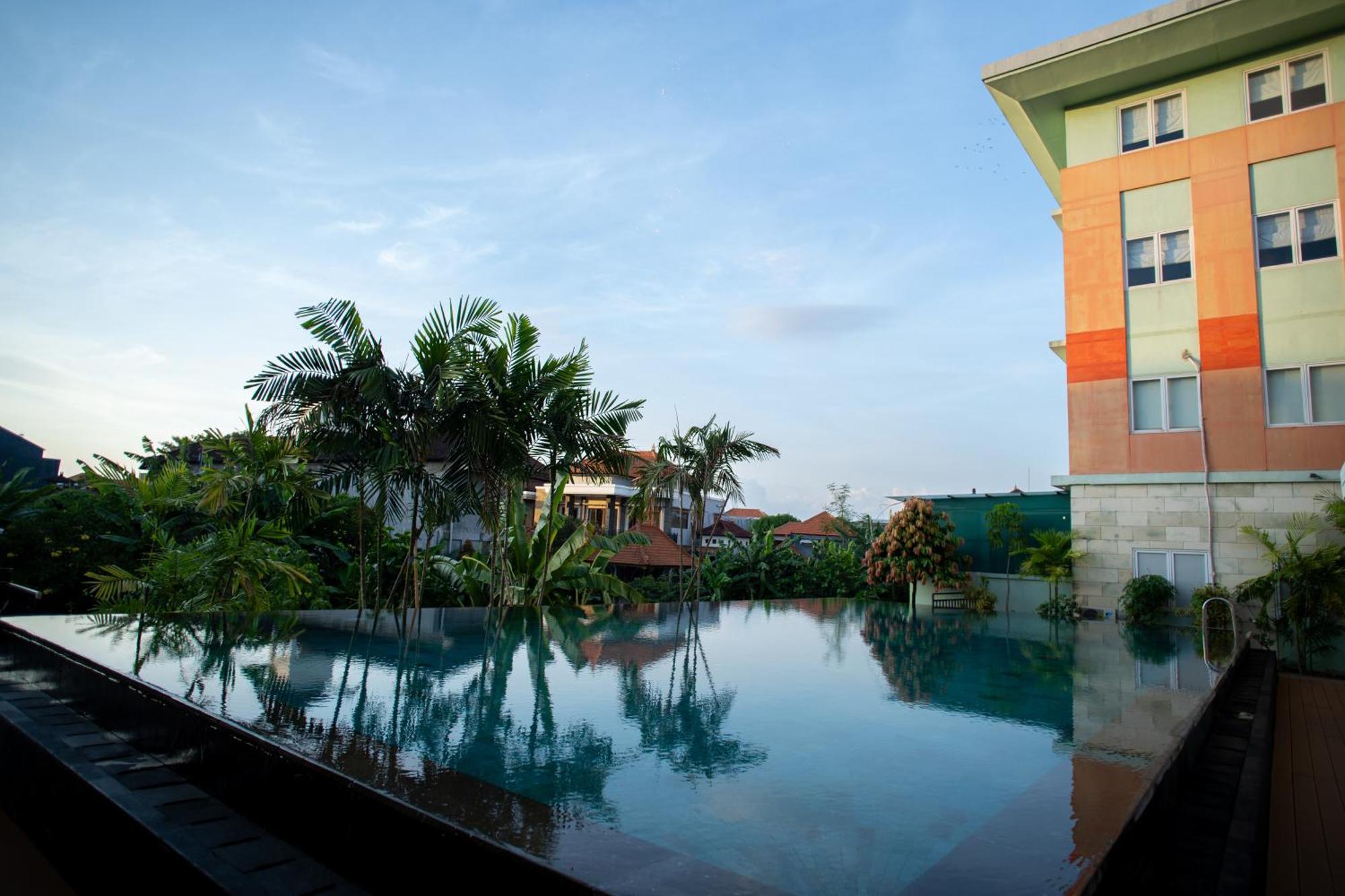 Harris Hotel & Residences Riverview Kuta, Bali Kuta Lombok Exteriör bild